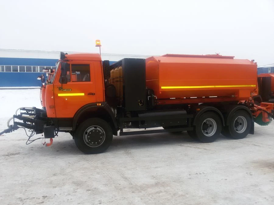 آلة تنظيف الطرق المركبة DMK-80V على هيكل كاما 65115-37