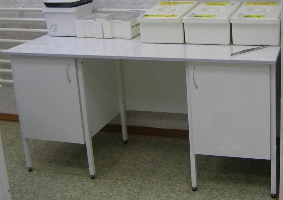 طاولة مختبرية مع خزانتين دعم، النوع 3