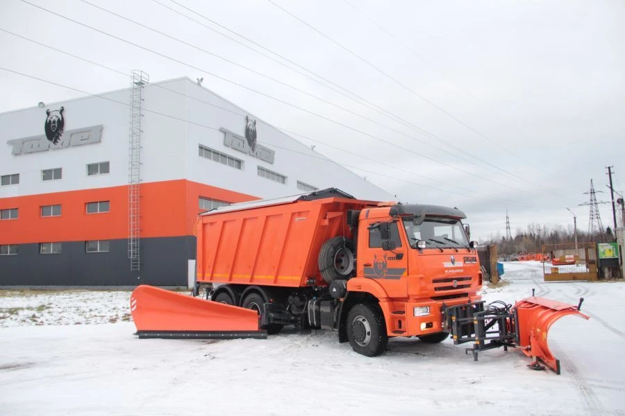 Combined road sweeping machine MKDU-3 based on vehicle KAMAZ-6520-54
