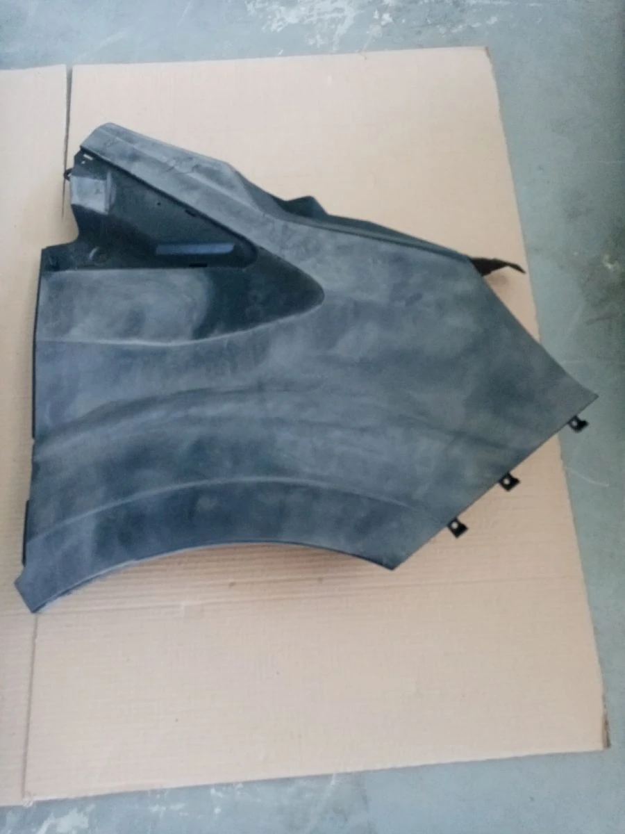 الجناح الأمامي الأيمن لداخل السيارة A31R33-8403020