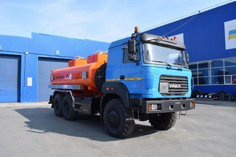 صهريج زيت خفيف UZST02 موديل 6619A-18 على شاسيه أورال 5557-80