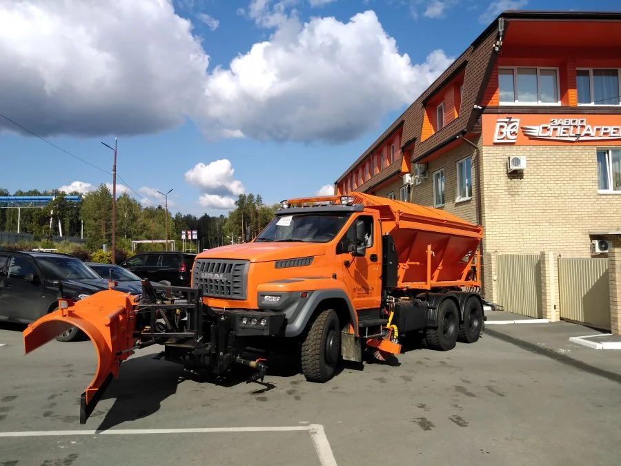 آلة صيانة الطرق المركبة لجميع الفصول VMKD-2015 نموذج 7963VN على هيكل أورال 73945-01