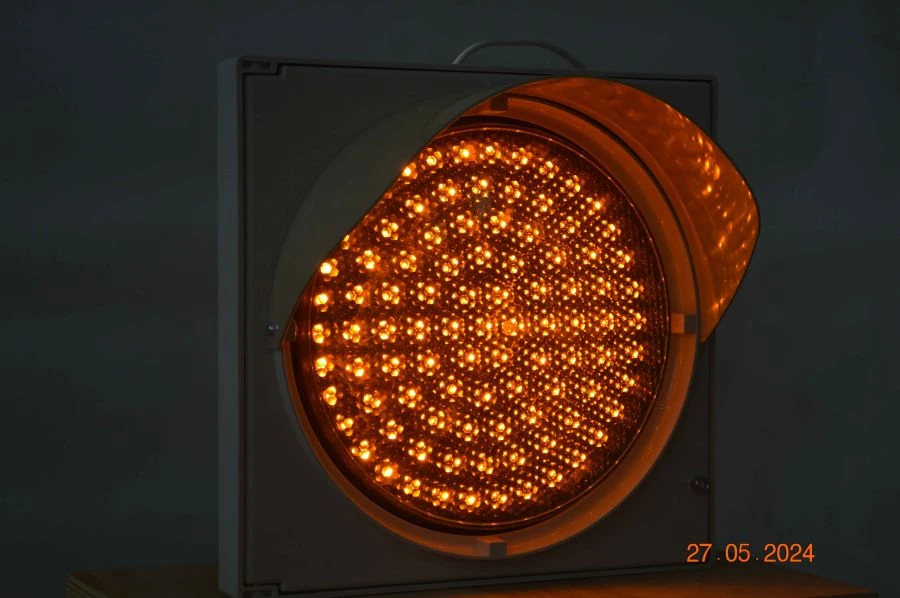 إشارة المرور LED صفراء T7.2 - قسم واحد، فتحة 300 مم