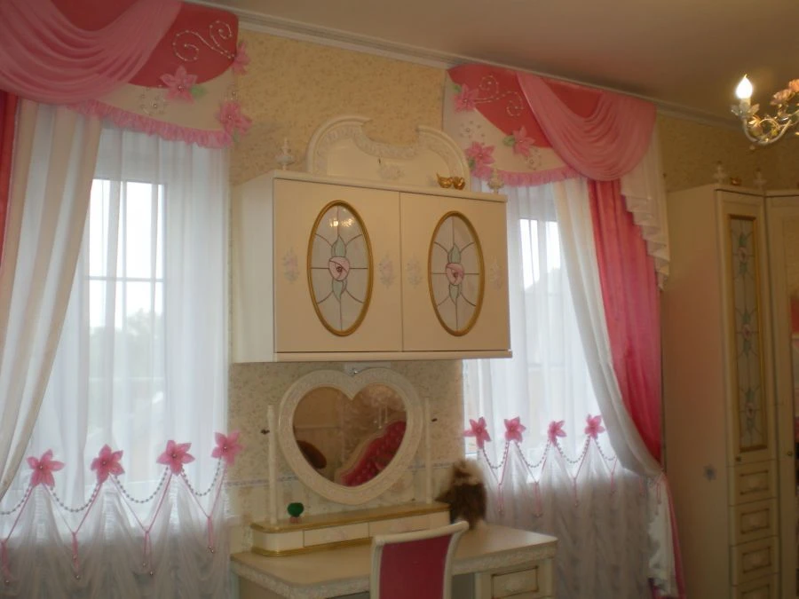 Decorative Lambrequin with Buffs for Window and Door Arches