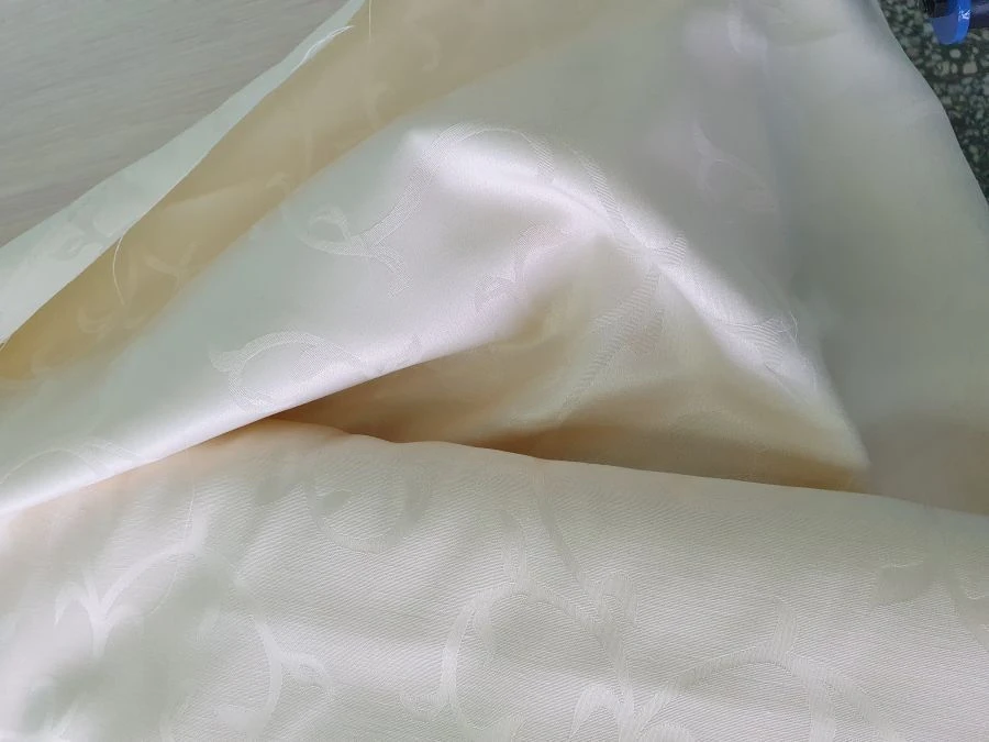 مفرش طاولة مصنوع من الأقمشة الاصطناعية والقطنية مع طلاء تفلون