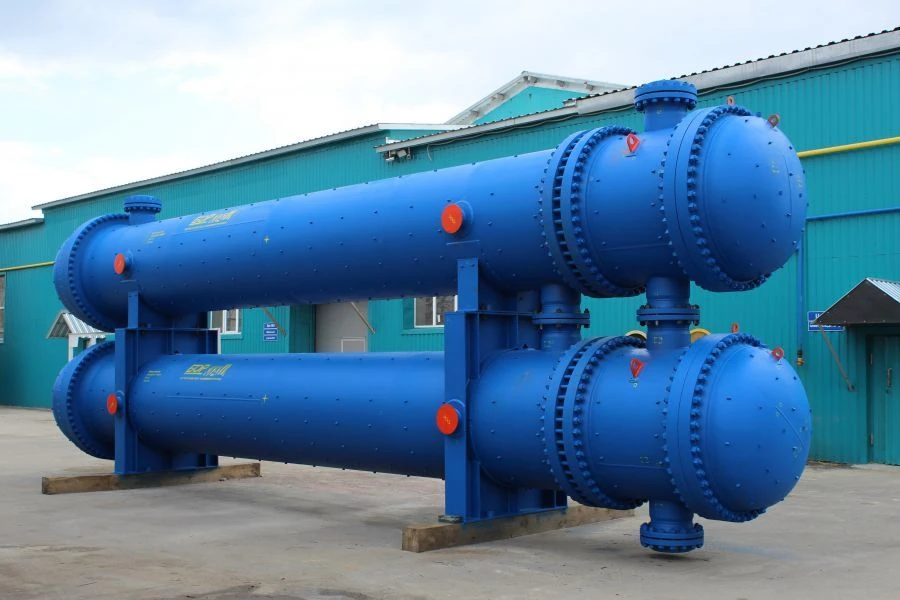 Shell and Tube Heat Exchanger with Fixed Tube Sheets and Temperature Compensator