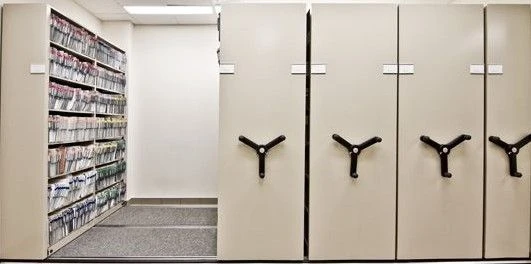 وحدة رفوف معدنية متحركة للتخزين الفعال