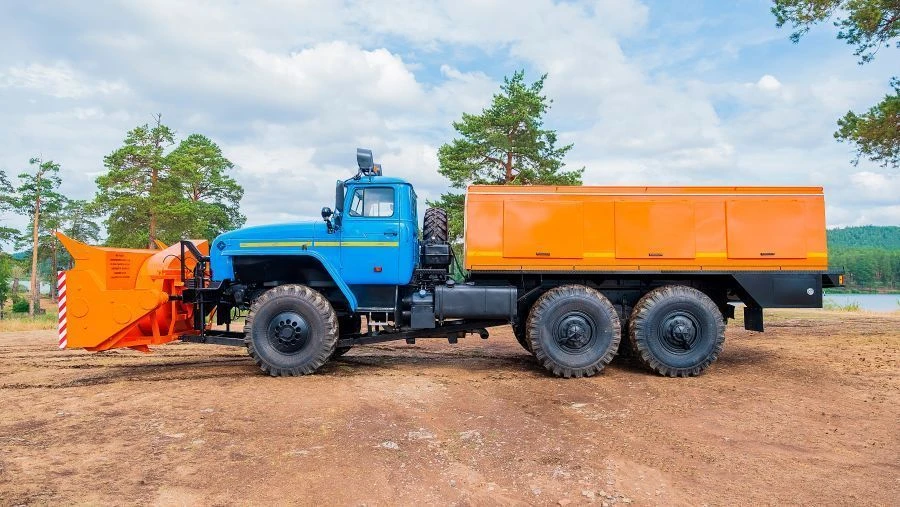 آلة إزالة الثلوج بنظام دوار المسمار طراز SSR 6843S1 على هيكل أورال 4320-80، 4320-82