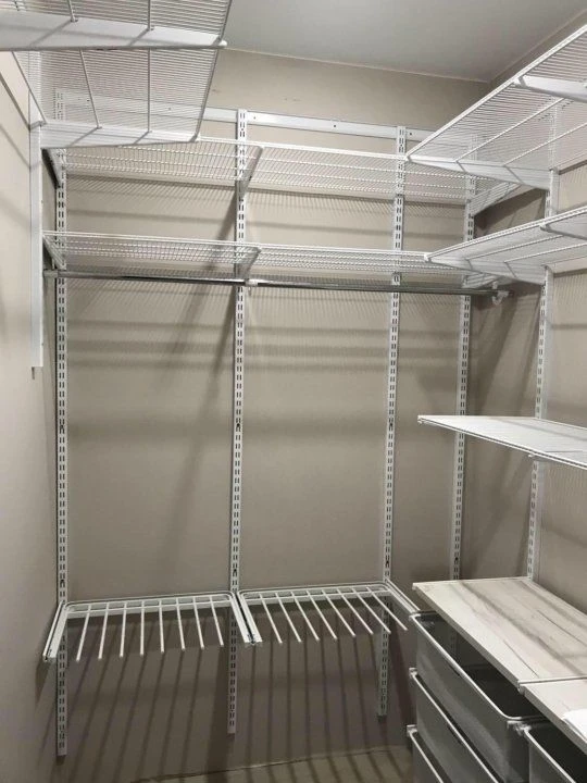 أنظمة التخزين المودولية للملابس والإكسسوارات