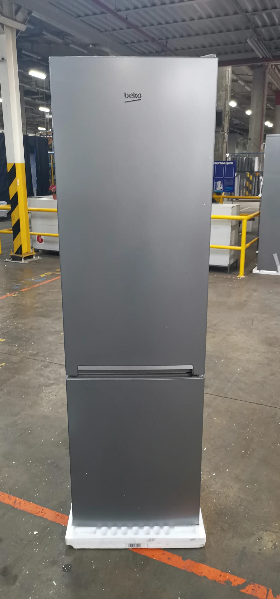 Energy-Efficient Refrigerator with Separate Doors RCSK300K30SN