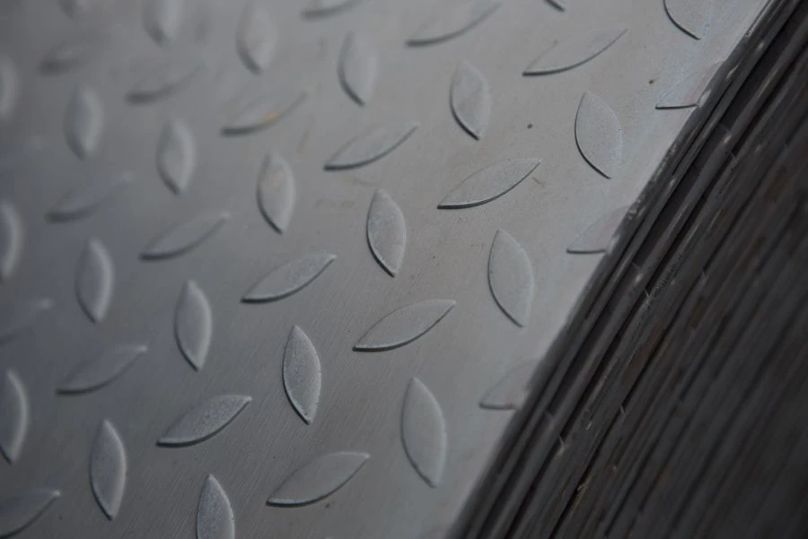 Hot-Rolled Alloy Flat Steel Coil 600mm Width with Patterned Surface