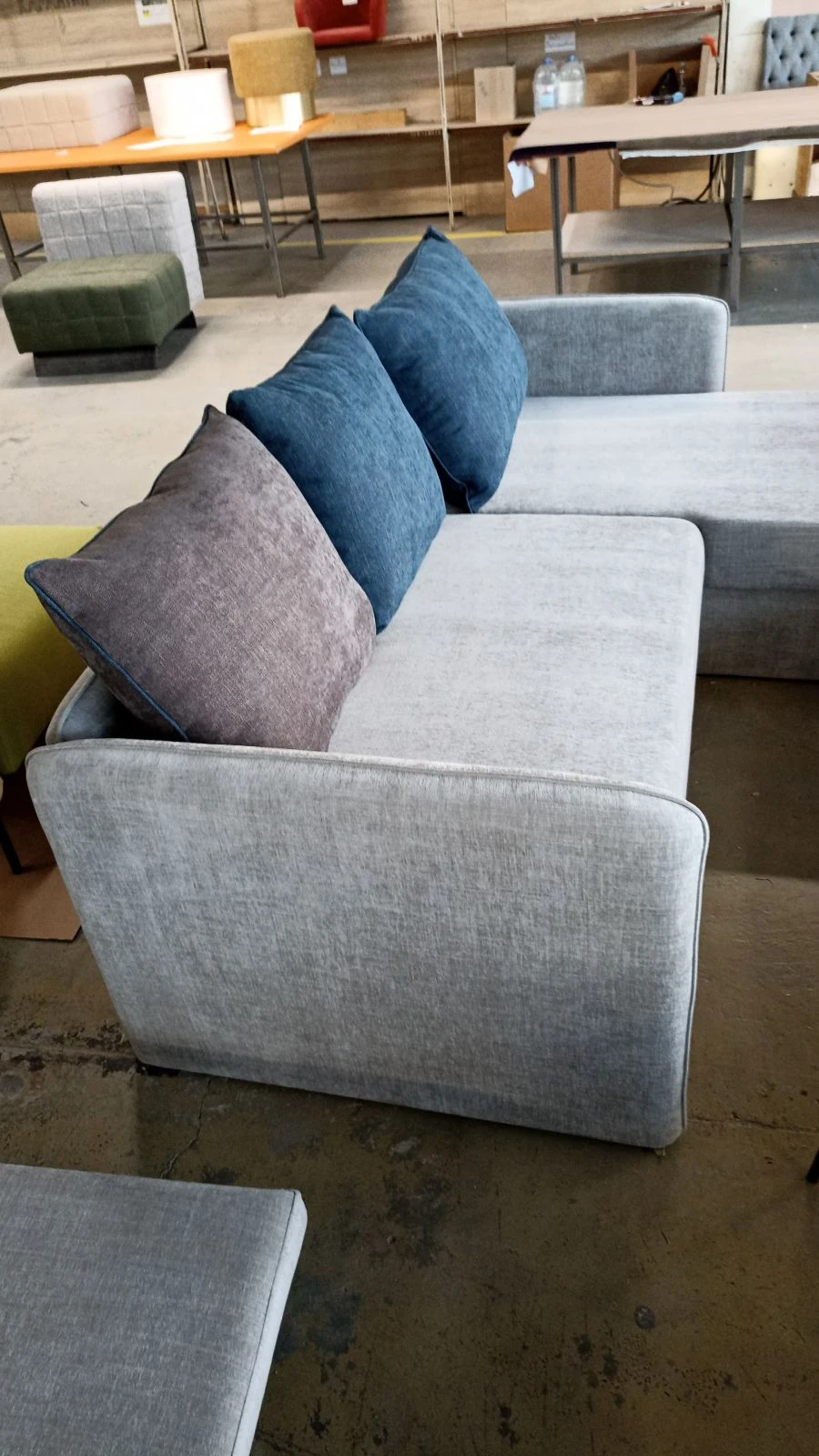 Soft Sofa with Wooden Frame and Folding Mechanism