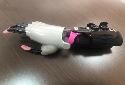 طرف صناعي نشط لجزء من البتر في اليد