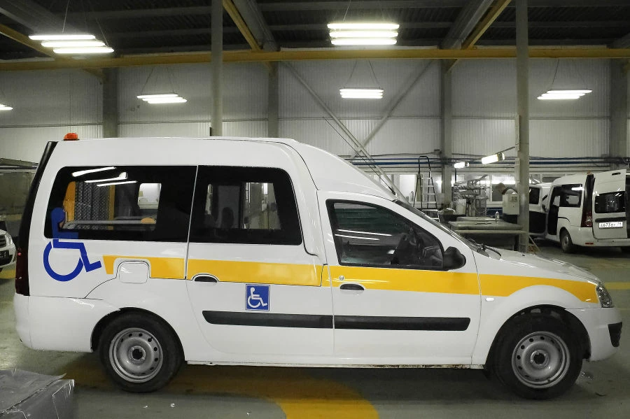 سيارة لادا LRGS0J2 لنقل ذوي الاحتياجات الخاصة