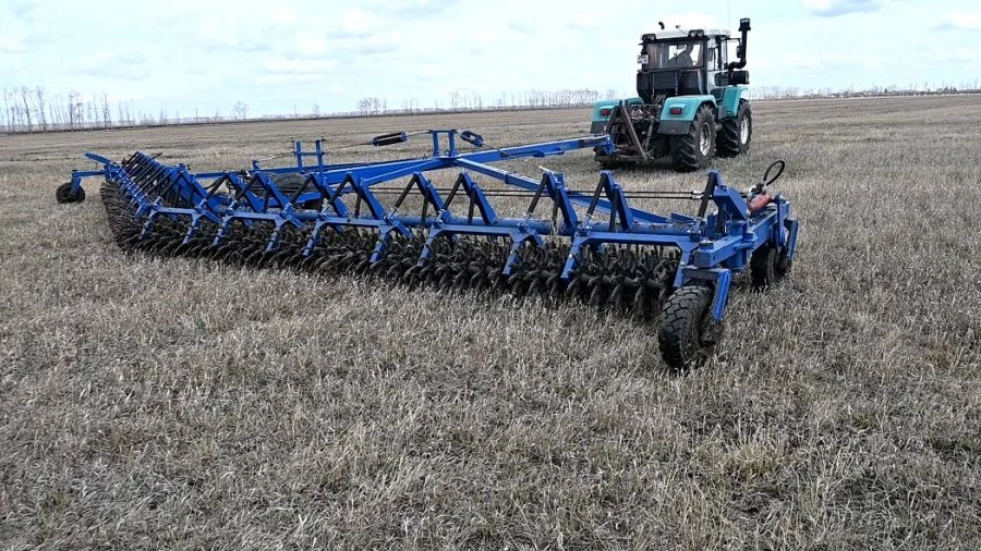 الحارثة العريضة BMSh-15 لمعالجة التربة قبل الزراعة