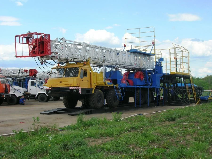 وحدة رفع APR-80 لإصلاح وحفر الآبار على هيكل BAZ-6906