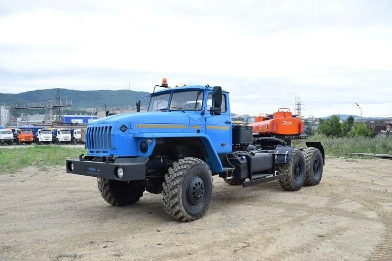 جرار نصف مقطورة UZST لنقل المواد الخطرة - الطراز UZST01 174T-25