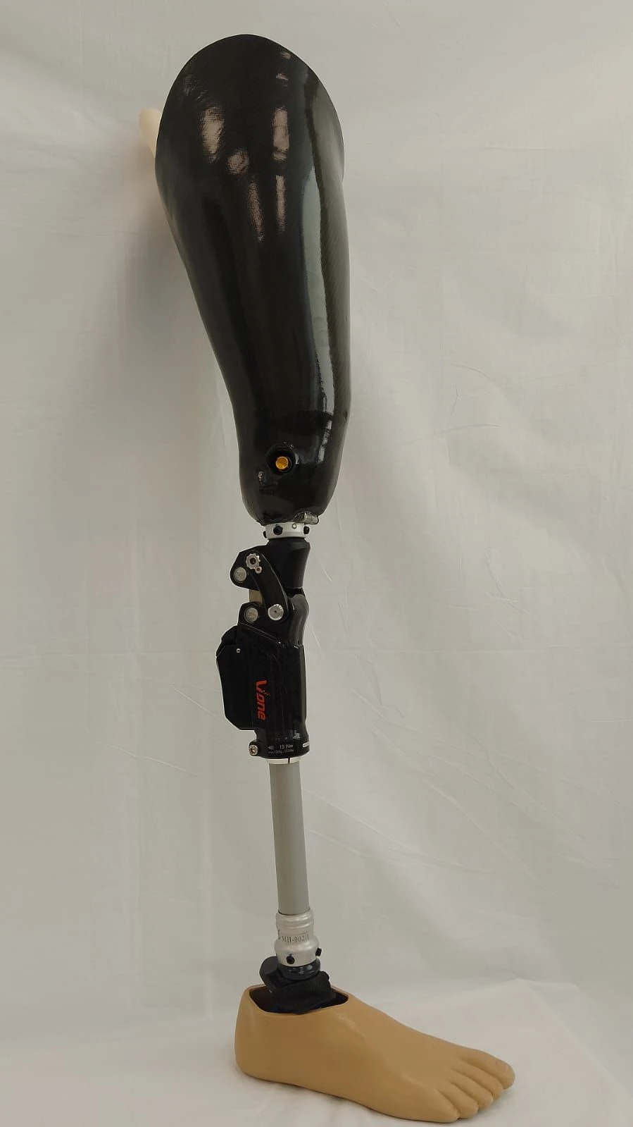 طرف صناعي للفخذ مع تحكم دقيق بالمعالج