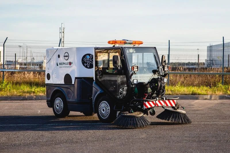 Self-Propelled Vacuum Sweeper for Year-Round Road Maintenance VKM 1500