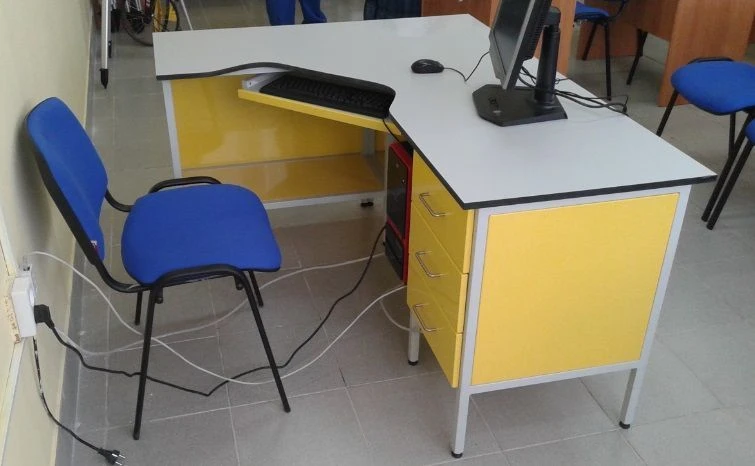 مكتب كمبيوتر "إس كيه" - تصميم أنيق وعصري