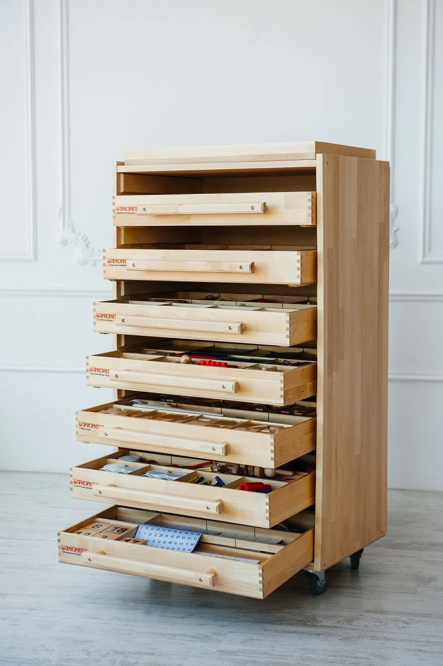 مجموعة ألعاب نفسية تعليمية - خزانة أنشطة خشبية