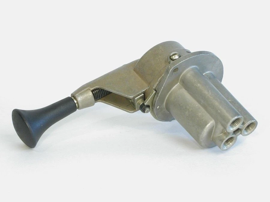 Reverse Action Pneumatic Brake Valve with Manual Control 100-3537010