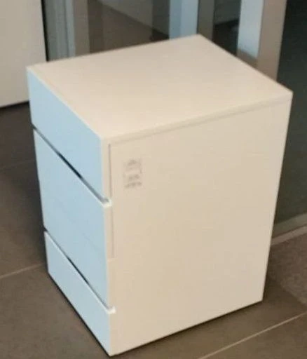 خزانة جانبية متحركة بثلاثة أدراج