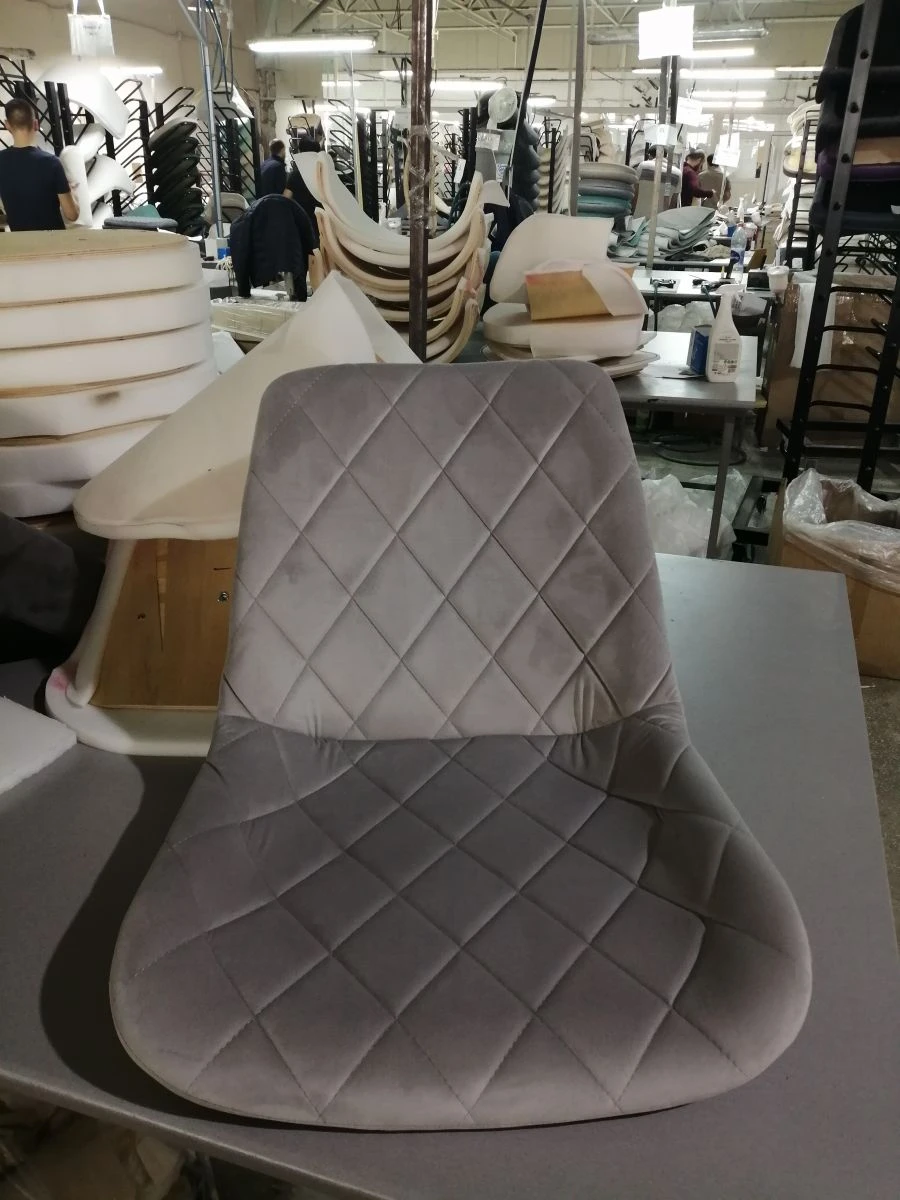 كرسي AV 460 مع قاعدة صلبة وإطار معدني