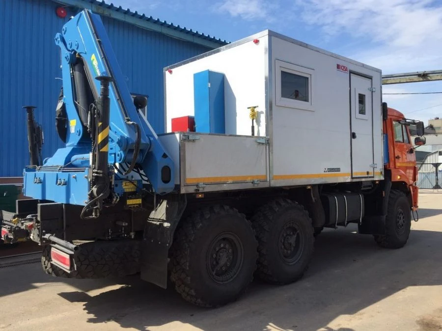 شاحنة متعددة الأغراض مع رافعة هيدروليكية كاما على قاعدة كاMAز 43118 41F1