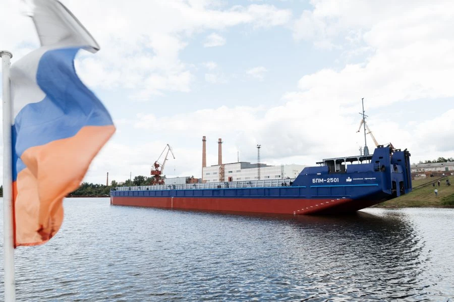 بارجة غير مزودة بمحرك بسعة 2500 طن