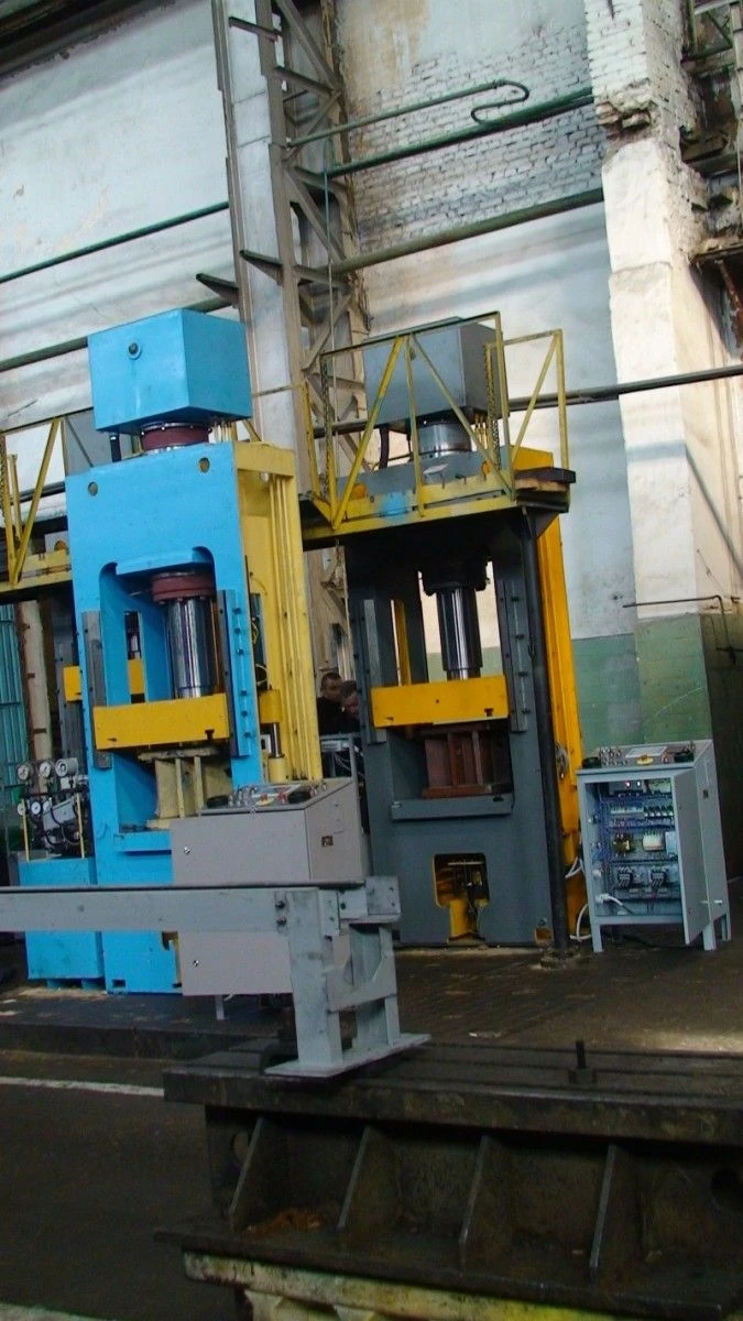 Hydraulic Press with 630 kN Force - Model DG2428