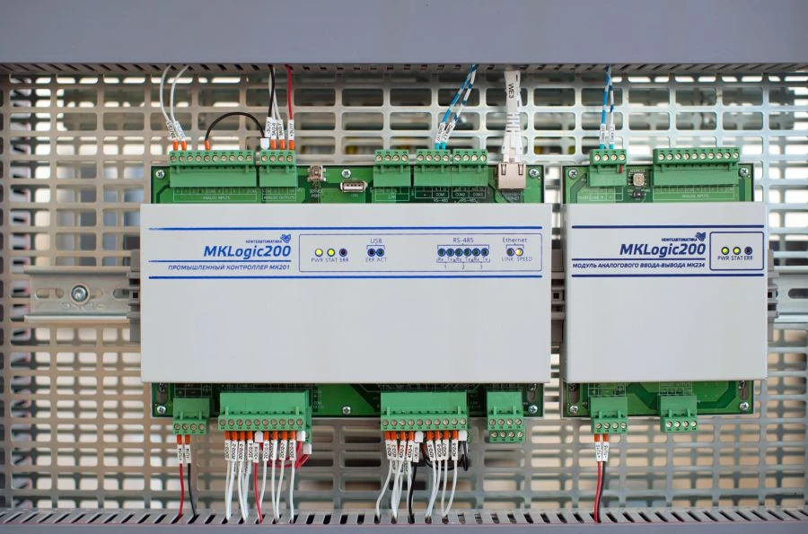 وحدة التحكم القابلة للبرمجة MKLogic200® (تنفيذ روسي)