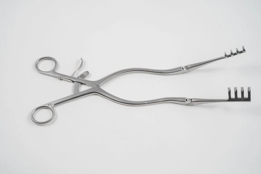 Neuro-Surgical Wound Expander VZ-R-38 with Sharp Jaws