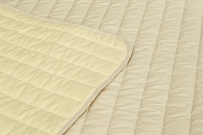Natural Fabric Quilted Bedspread with Synthetic Fillings