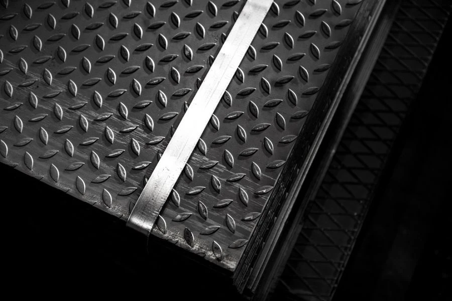 صفائح فولاذية غير ملحومة مقطوعة بسمك 600 مم مع سطح مزخرف