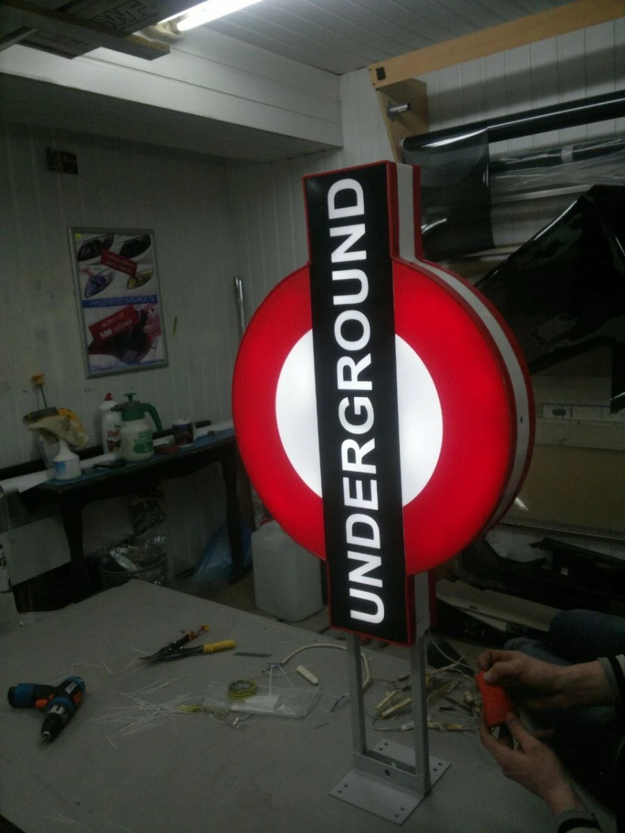 لوحة إضاءة إعلانات "يوفابراينت" / حامل إضاءة