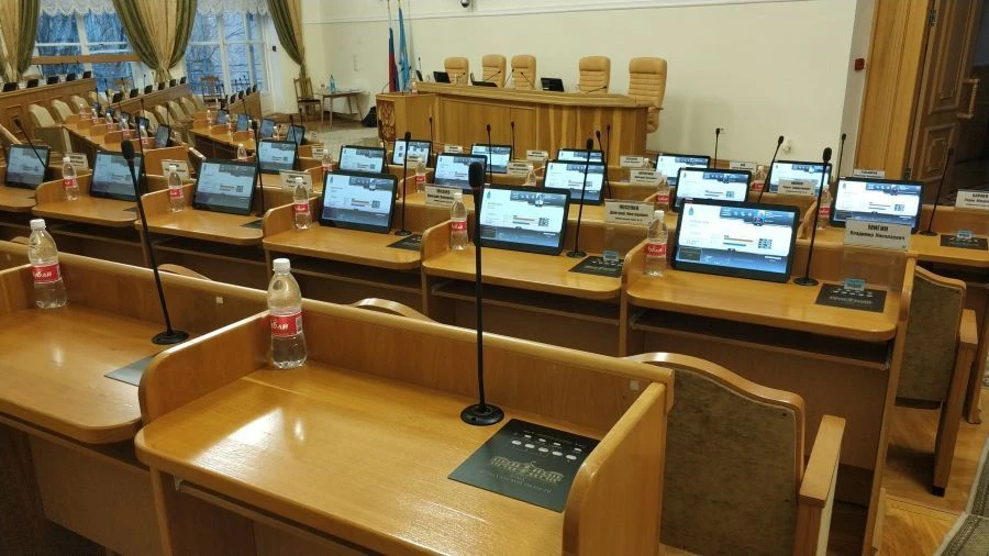 مجمع الأجهزة والبرمجيات لقاعات الاجتماعات