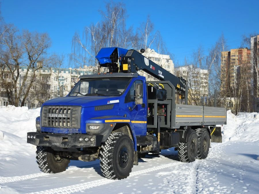 مركبة الرافعة الهيدروليكية كMA على قاعدة أورال 5557