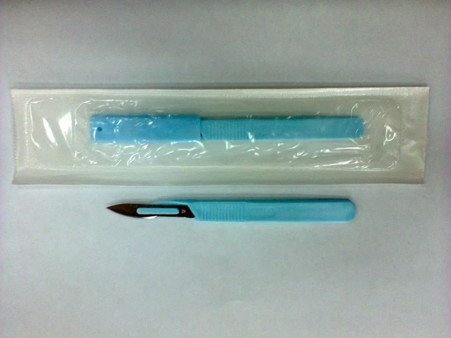Disposable Surgical Scalpel with Plastic Handle Type 2, Blade No. 18