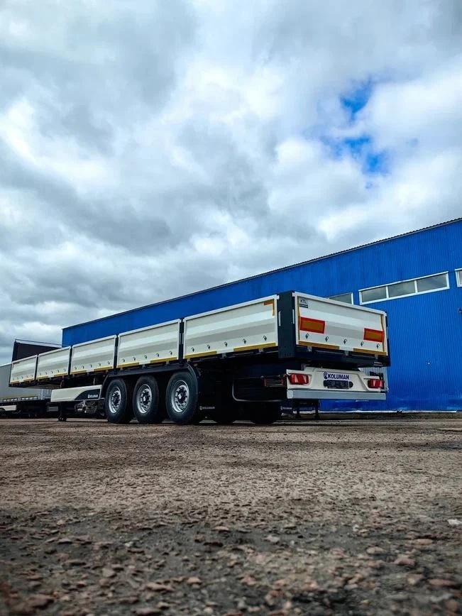 مقطورة جانبية مفتوحة مع جوانب قابلة للطي