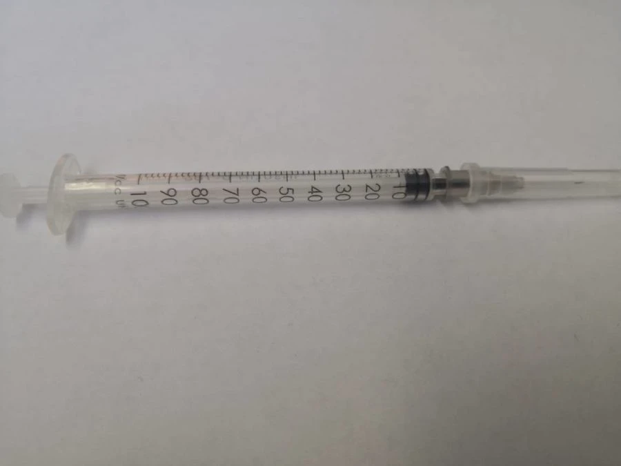 حقنة أنسولين للاستخدام مرة واحدة مع إبرة 0.4×13