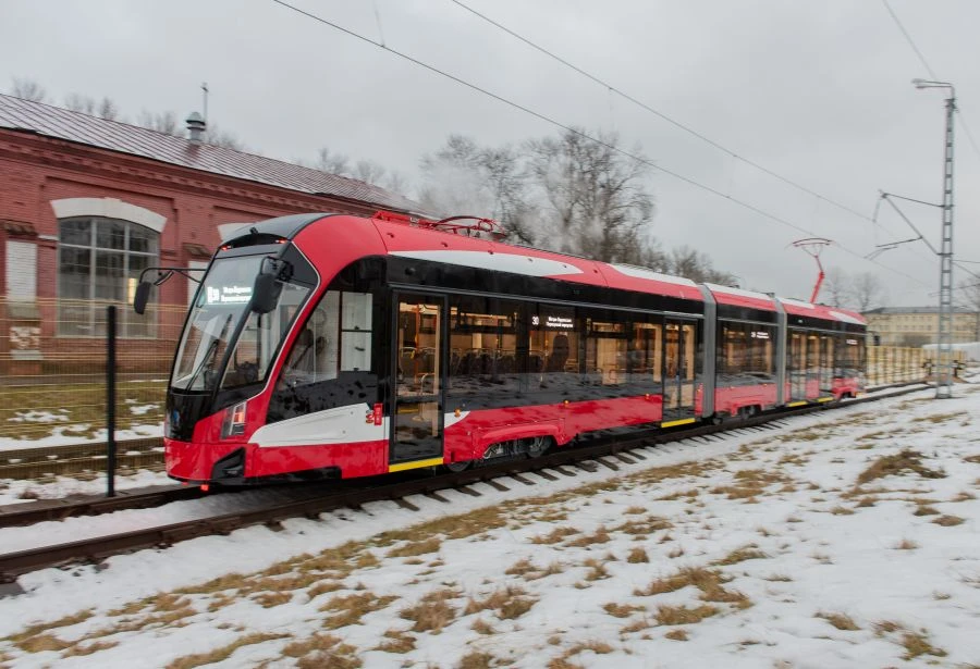 ترام واگون ثلاثي الأقسام منخفض الأرضية 71-932