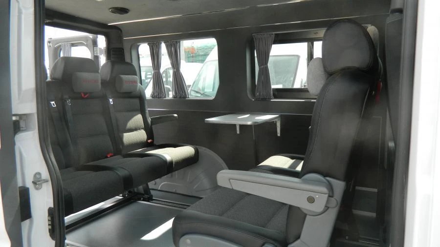 سيارة IAC-1767BD لنقل الركاب والبضائع على قاعدة شاسية GAZ (3221)