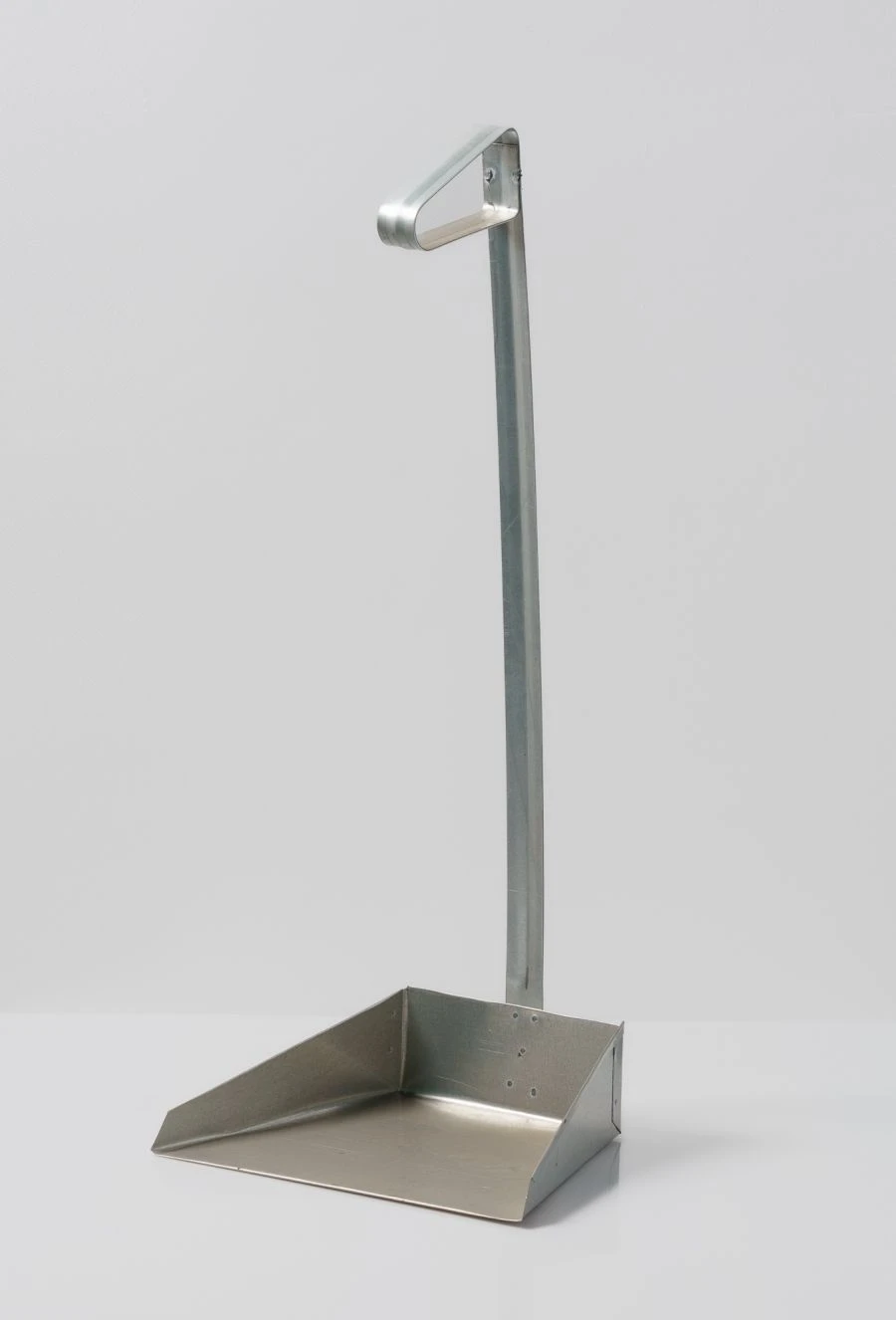 Vertical Handle Dustpan for Efficient Waste Collection
