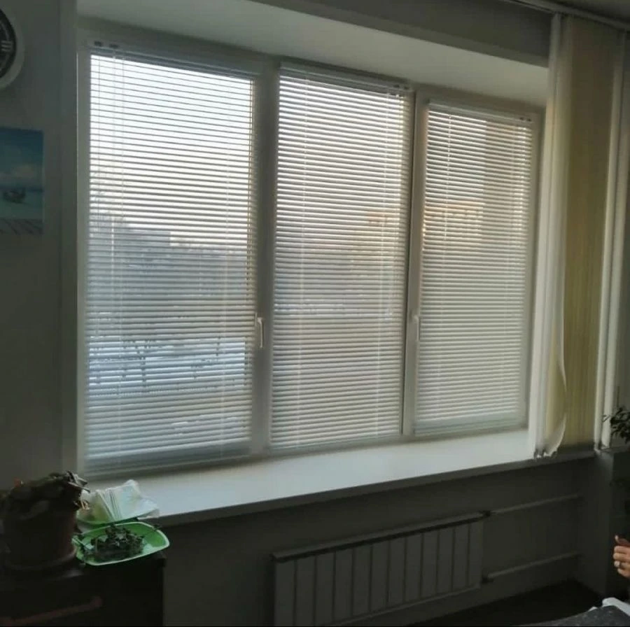 Horizontal Blinds with Chain Control and Decorative Aluminum Cornice