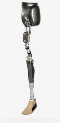 طرف صناعي مفصلي عند بتر الفخذ مزود بتحكم ميكروprocesسر