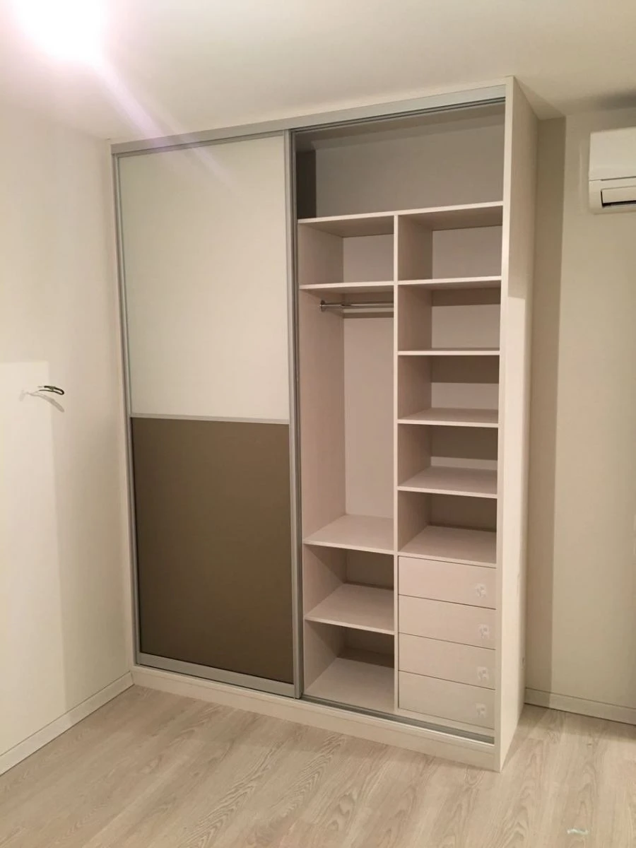 مجموعة أثاث كاملة (خزانة، طاولة جانبية)