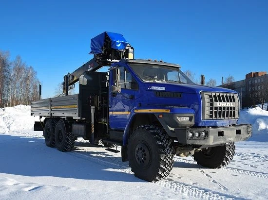 شاحنة هيدروليكية متعددة الوظائف مع رافعة من نوع MKMA على قاعدة URAL 4320