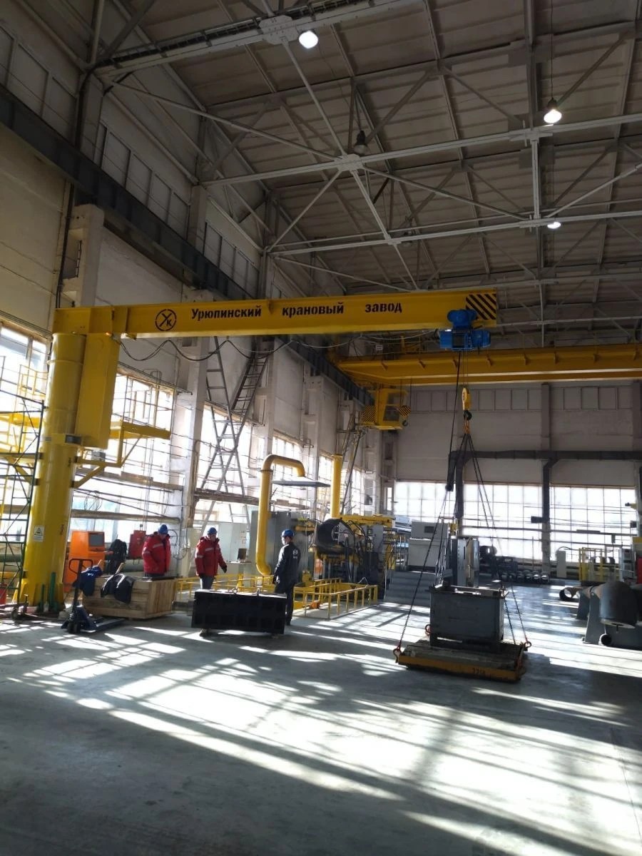 Electric Rotating Console Cranes with Load Capacity up to 16 Tons