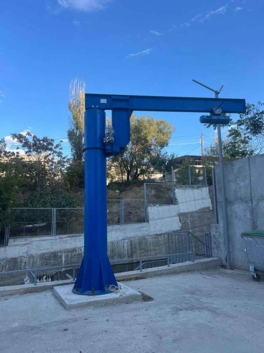 Column-mounted console crane with electric boom rotation